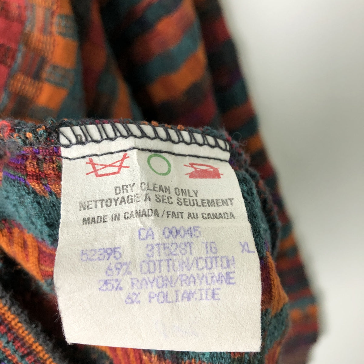 Vintage 90'S TUNDRA all-over print V-neck 3D knit sweater, made in