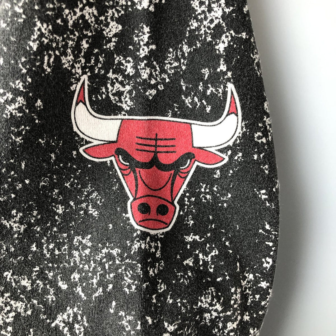 Mitchell & Ness NBA Chicago Bulls All-Over Print Sweatshirt, Men's Size Medium cotton white type Vintage Second Hand