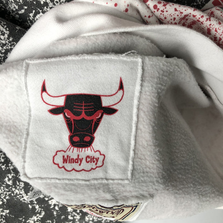 Mitchell & Ness NBA Chicago Bulls All-Over Print Sweatshirt, Men's Size Medium cotton white type Vintage Second Hand