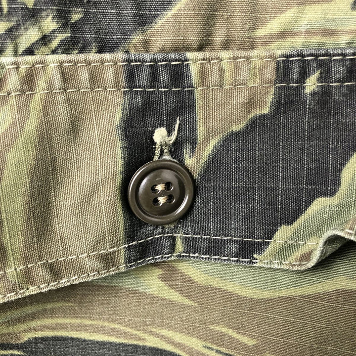 60'S Camo Camouflage Pattern Tiger Stripe Camo Ripstop Hunting Jacket Made in USA Men's Size L Vintage cotton Khaki type Vintage Second Hand