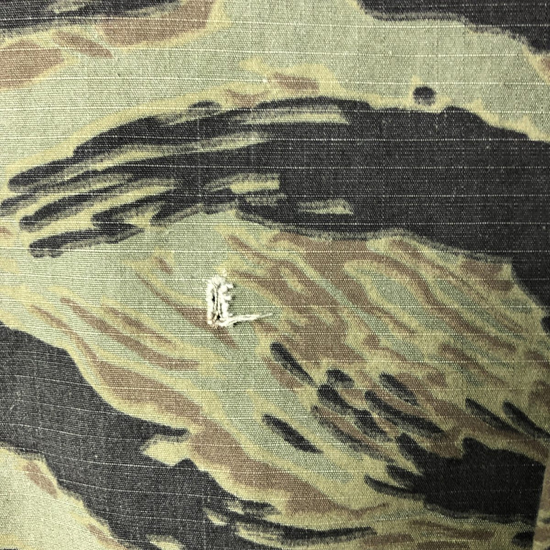 60'S Camo Camouflage Pattern Tiger Stripe Camo Ripstop Hunting Jacket Made in USA Men's Size L Vintage cotton Khaki type Vintage Second Hand