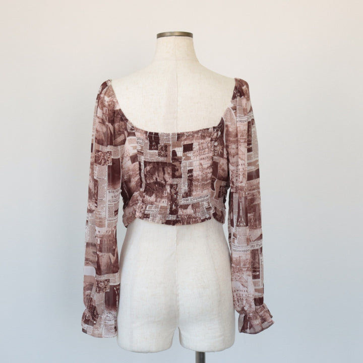 All-over print cropped top with a heart neck and candy sleeves. See-through long sleeves. Women's size S. unclear brown type Vintage Second Hand