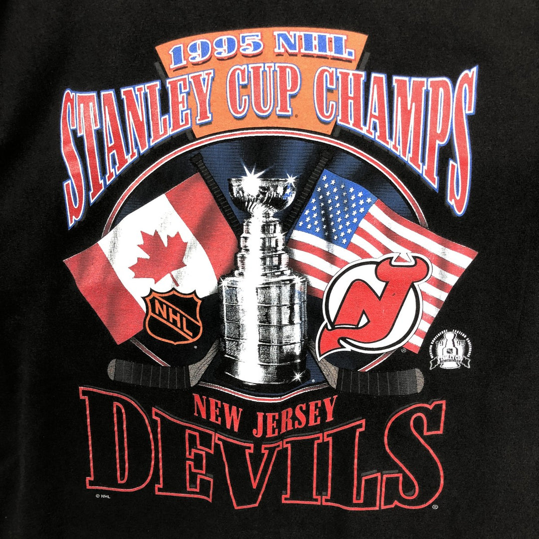 90'S Starter NHL New Jersey Devils American flag print sports t-shirt, made in USA, men's size XL equivalent, vintage. cotton black type Vintage Second Hand