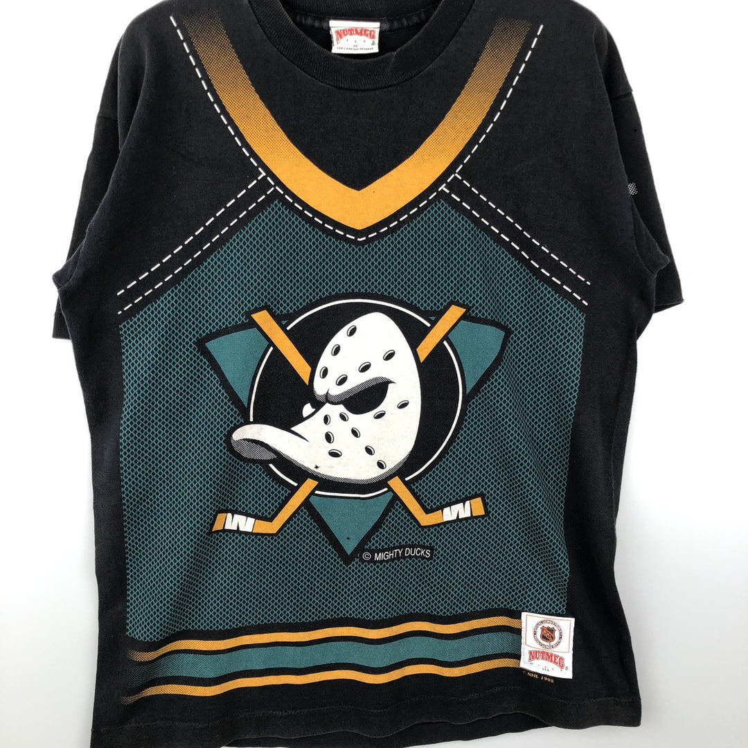 90'S NUTMEG NHL Anaheim Mighty Daks All-Over Print Sports Print T-Shirt, Made in England, Men's Size M (approx.) cotton black type Vintage Second Hand