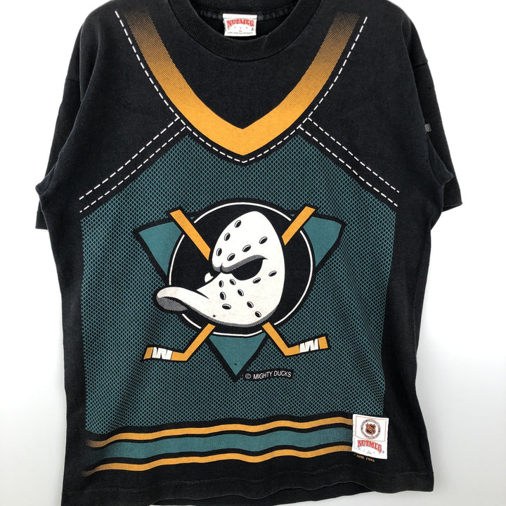 90'S NUTMEG NHL Anaheim Mighty Daks All-Over Print Sports Print T-Shirt, Made in England, Men's Size M (approx.) cotton black type Vintage Second Hand