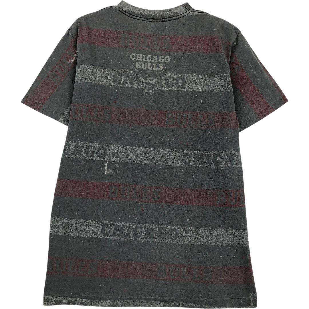 90'S SALEM SPORTSWEAR NBA Chicago Bulls sports print T-shirt, Made in USA, Men's size S equivalent, Vintage cotton gray type Vintage Second Hand