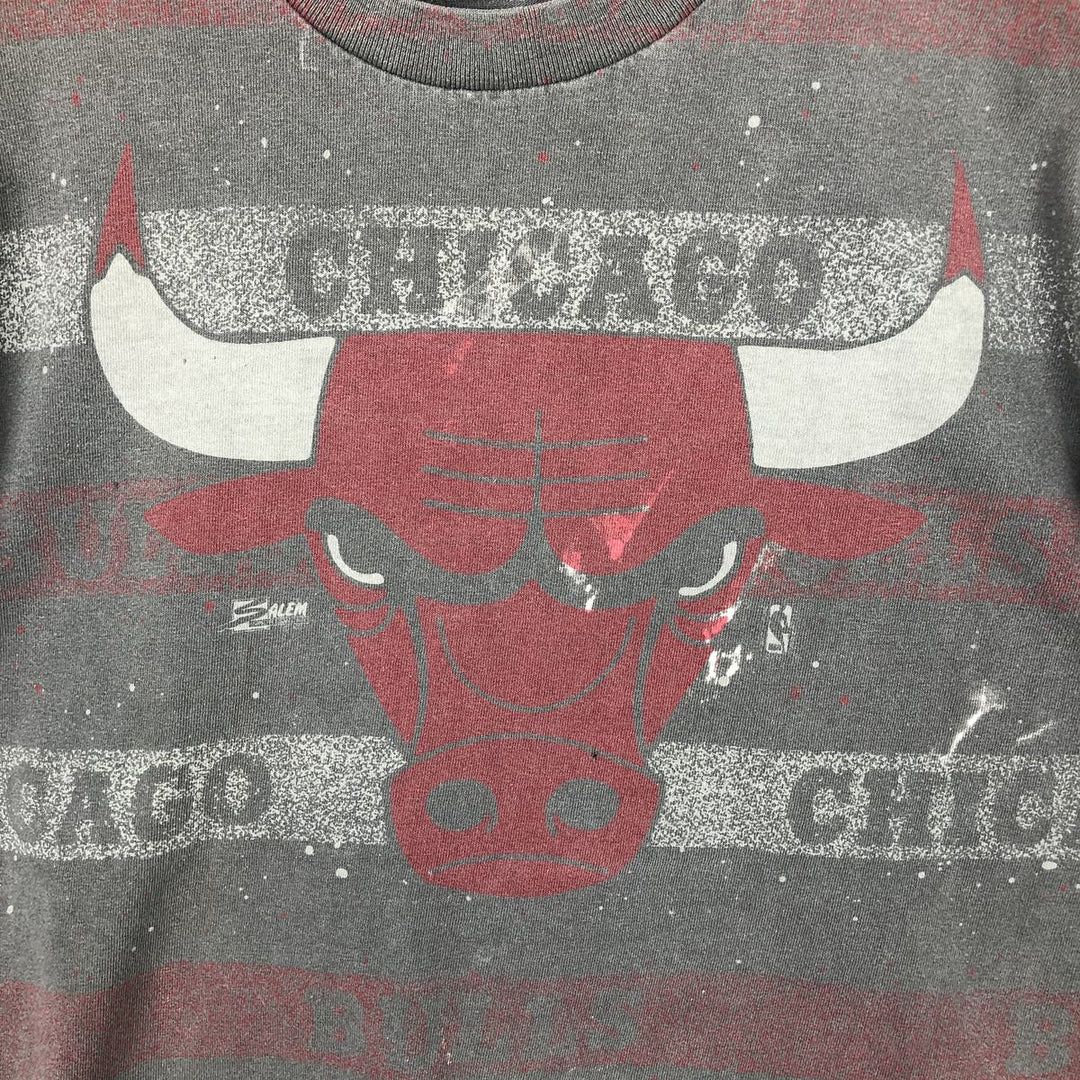 90'S SALEM SPORTSWEAR NBA Chicago Bulls sports print T-shirt, Made in USA, Men's size S equivalent, Vintage cotton gray type Vintage Second Hand