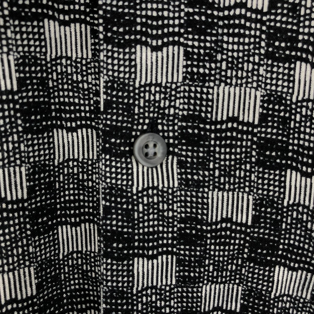 CITY STREETS all-over print short-sleeved rayon shirt, boxy fit, men's size XL. Rayon black type Vintage Second Hand