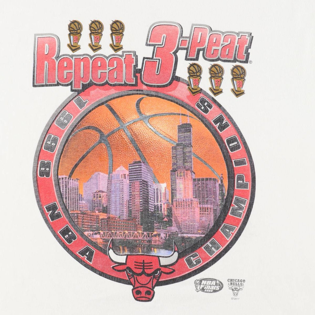 90'S Starter NBA Chicago Bulls sports print T-shirt, Made in USA, Men's XL equivalent, Vintage cotton white type Vintage Second Hand