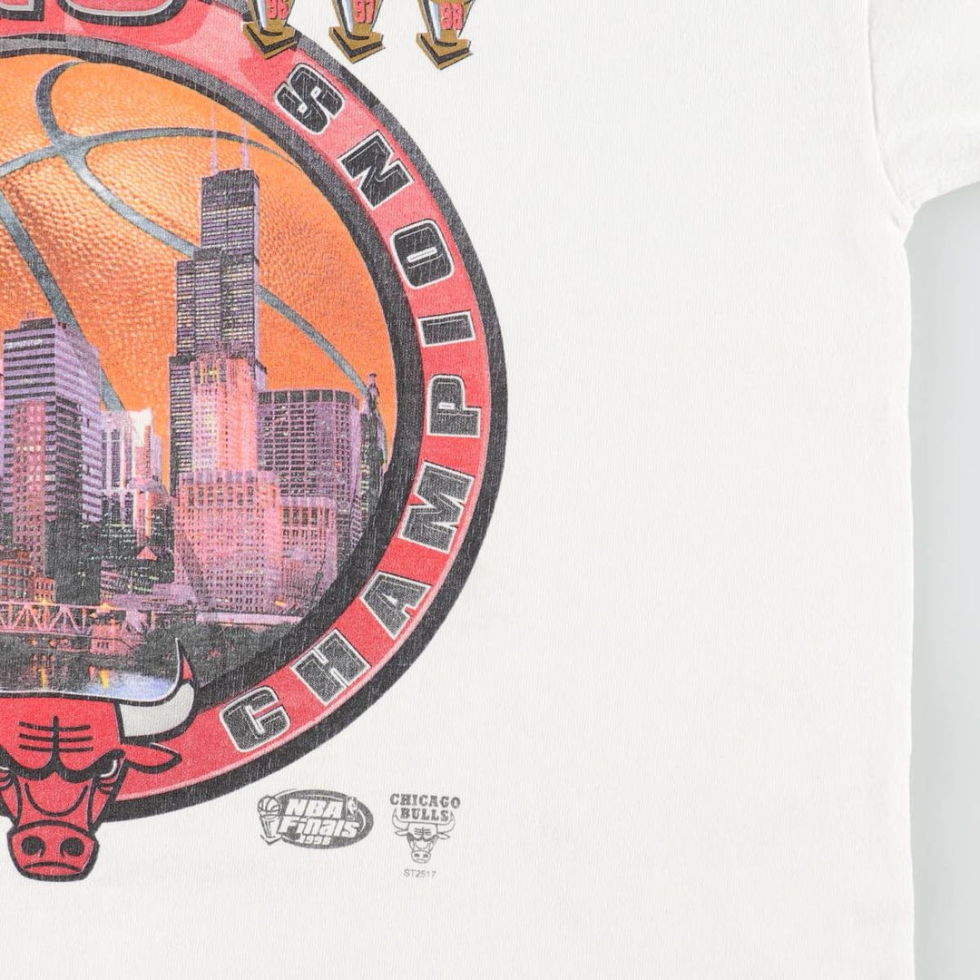 90'S Starter NBA Chicago Bulls sports print T-shirt, Made in USA, Men's XL equivalent, Vintage cotton white type Vintage Second Hand