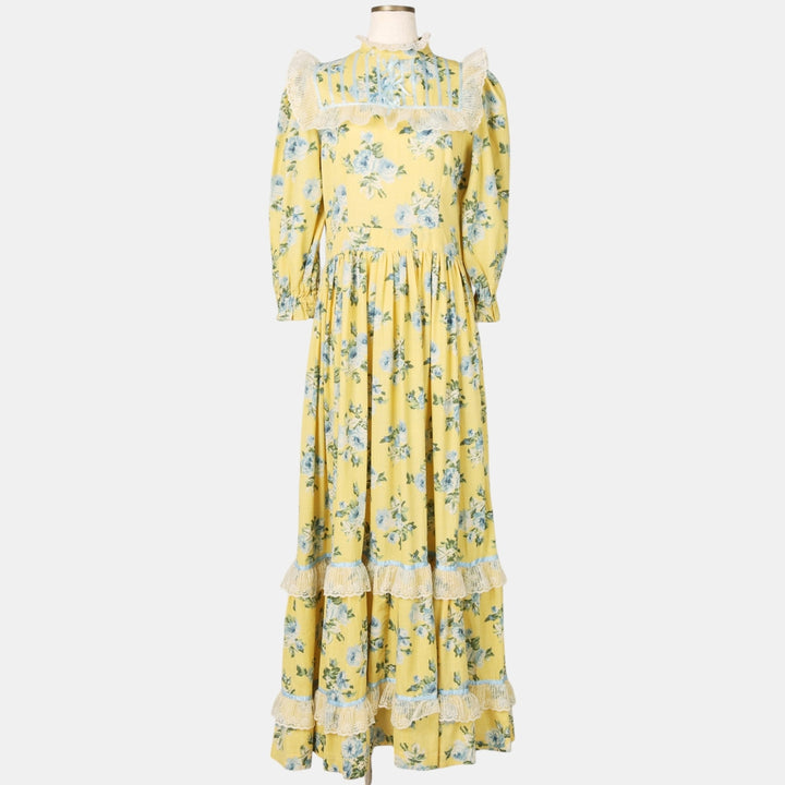 All-over floral print maxi dress with three-quarter sleeves and flared hem, women's size M equivalent, vintage. unclear yellow type Vintage Second Hand