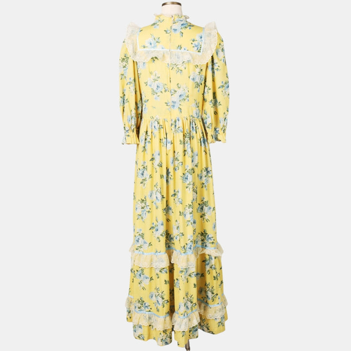 All-over floral print maxi dress with three-quarter sleeves and flared hem, women's size M equivalent, vintage. unclear yellow type Vintage Second Hand