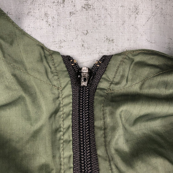 Special discounted price due to minor imperfections: 90'S Gap (Old Gap) ripstop anorak jacket, made in Russia, men's size L equivalent, vintage. Nylon Khaki type Vintage Second Hand