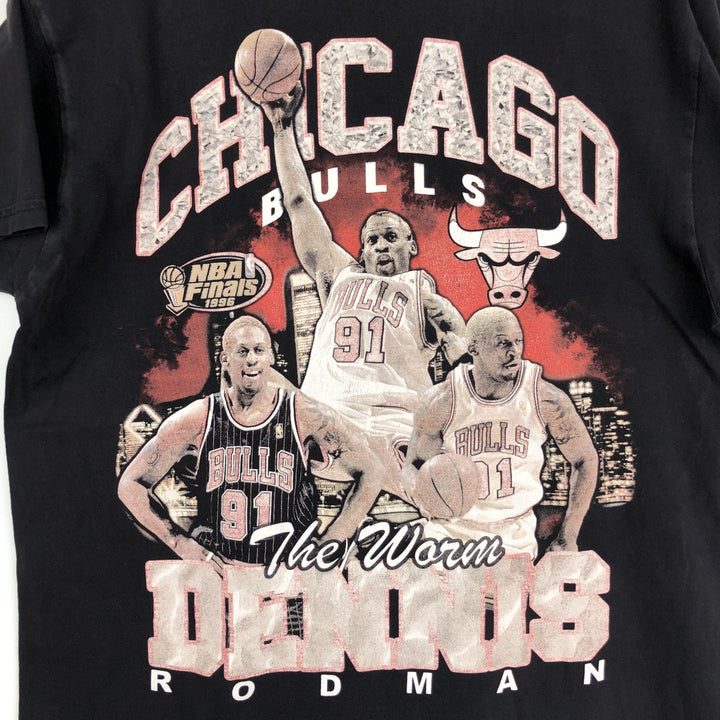 Mitchell and Ness NBA Chicago Bulls Dennis Rodman Sports Print T-Shirt (Men's Size L) cotton black type Vintage Second Hand