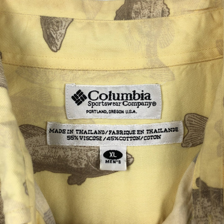 2000'S Columbia all-over fish print button-down Hawaiian Aloha shirt, boxy style, men's size XL equivalent. Viscose lemon yellow Vintage Second Hand
