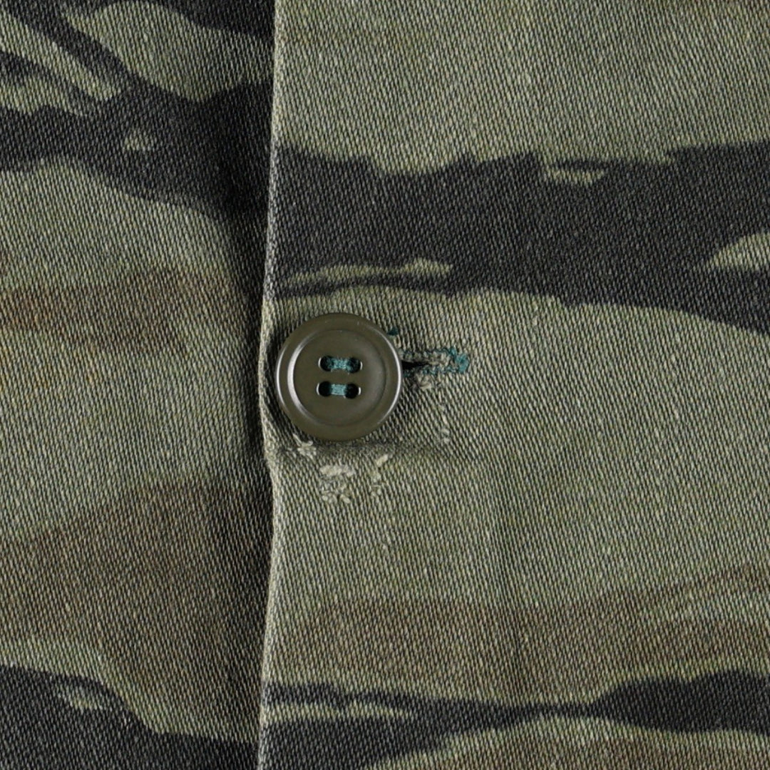 60s-70'S KAMO Camouflage Pattern Tiger Stripe Camo Hunting Shirt Jacket, Made in USA, Men's Size S (Equivalent), Vintage cotton Khaki type Vintage Second Hand