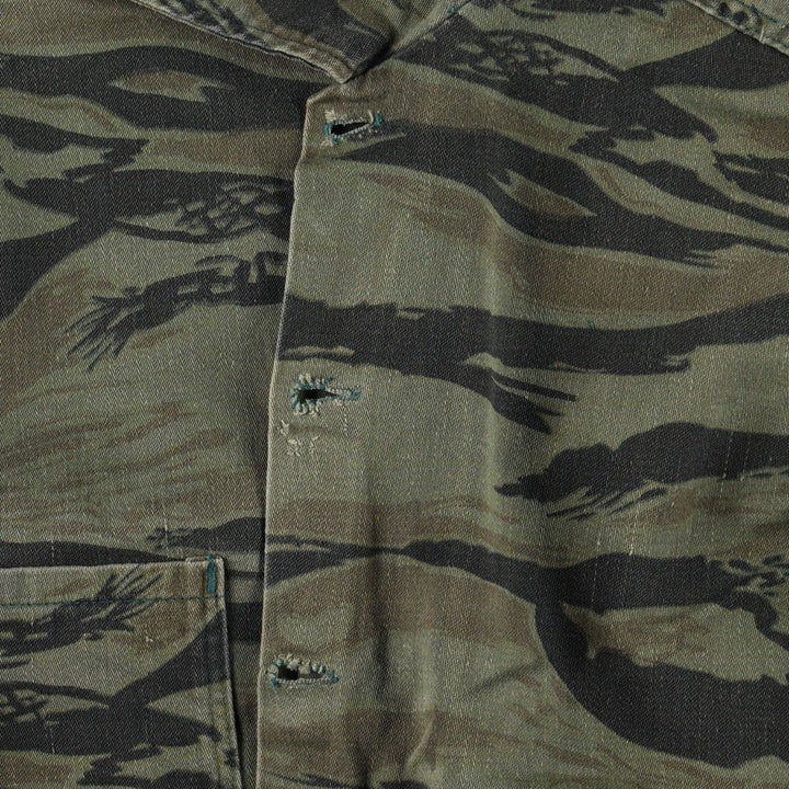 60s-70'S KAMO Camouflage Pattern Tiger Stripe Camo Hunting Shirt Jacket, Made in USA, Men's Size S (Equivalent), Vintage cotton Khaki type Vintage Second Hand