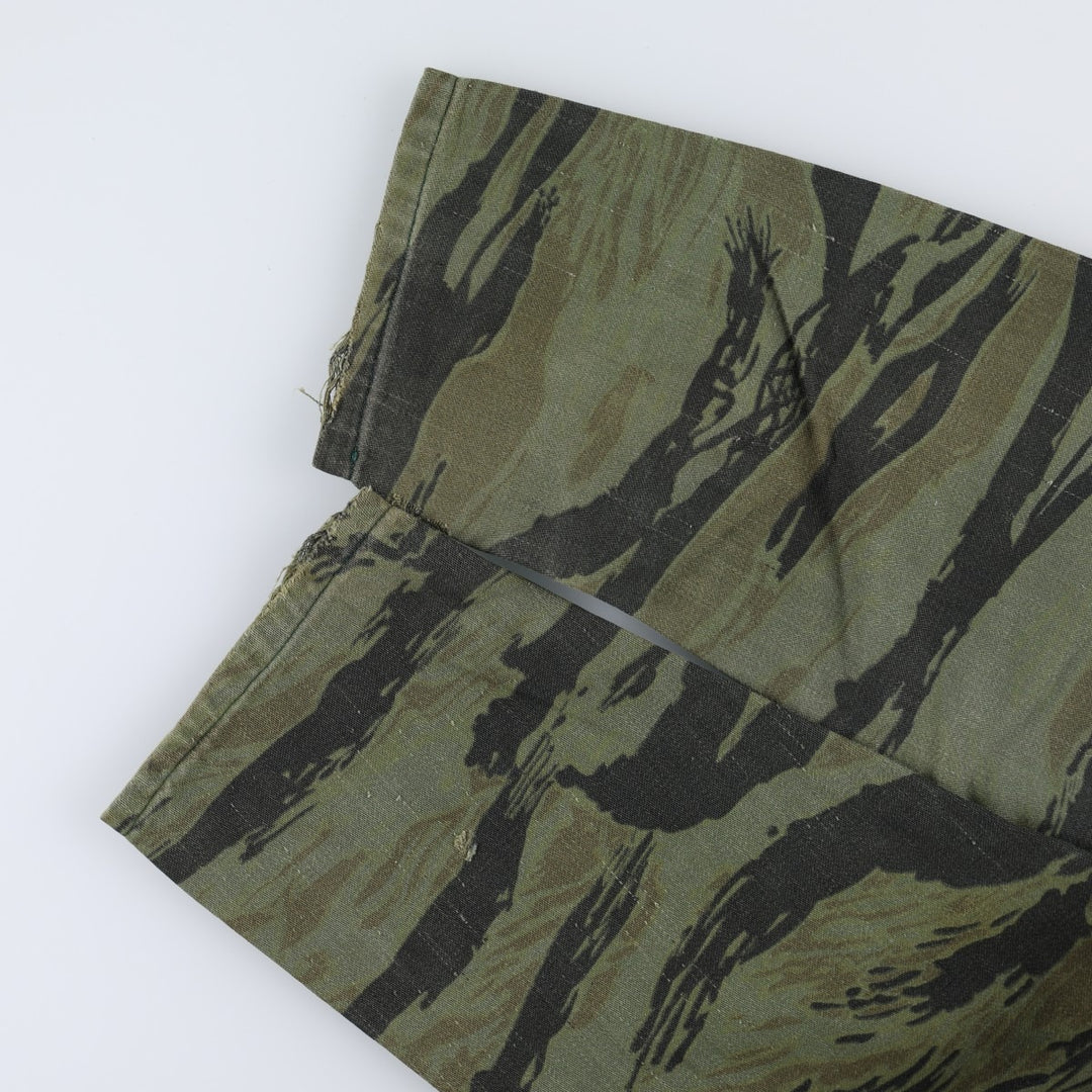 60s-70'S KAMO Camouflage Pattern Tiger Stripe Camo Hunting Shirt Jacket, Made in USA, Men's Size S (Equivalent), Vintage cotton Khaki type Vintage Second Hand