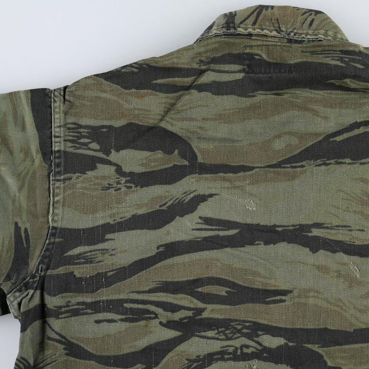 60s-70'S KAMO Camouflage Pattern Tiger Stripe Camo Hunting Shirt Jacket, Made in USA, Men's Size S (Equivalent), Vintage cotton Khaki type Vintage Second Hand