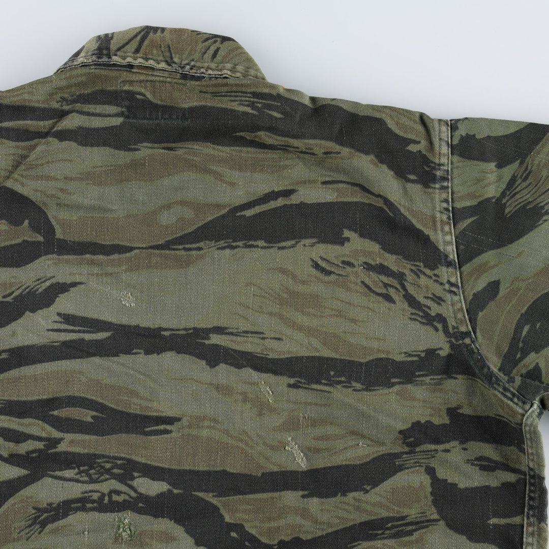 60s-70'S KAMO Camouflage Pattern Tiger Stripe Camo Hunting Shirt Jacket, Made in USA, Men's Size S (Equivalent), Vintage cotton Khaki type Vintage Second Hand