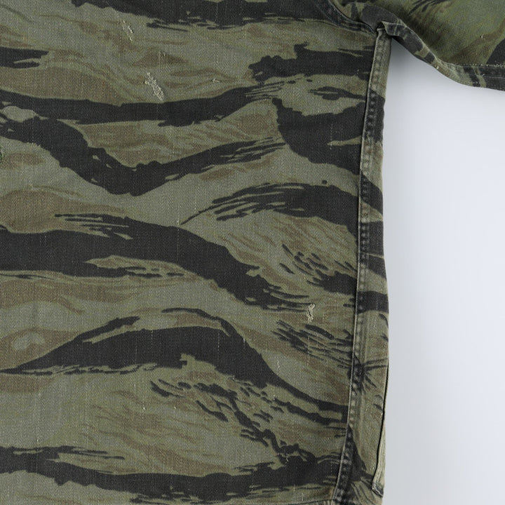 60s-70'S KAMO Camouflage Pattern Tiger Stripe Camo Hunting Shirt Jacket, Made in USA, Men's Size S (Equivalent), Vintage cotton Khaki type Vintage Second Hand