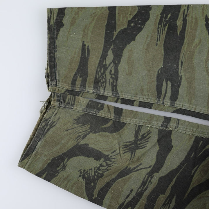 60s-70'S KAMO Camouflage Pattern Tiger Stripe Camo Hunting Shirt Jacket, Made in USA, Men's Size S (Equivalent), Vintage cotton Khaki type Vintage Second Hand