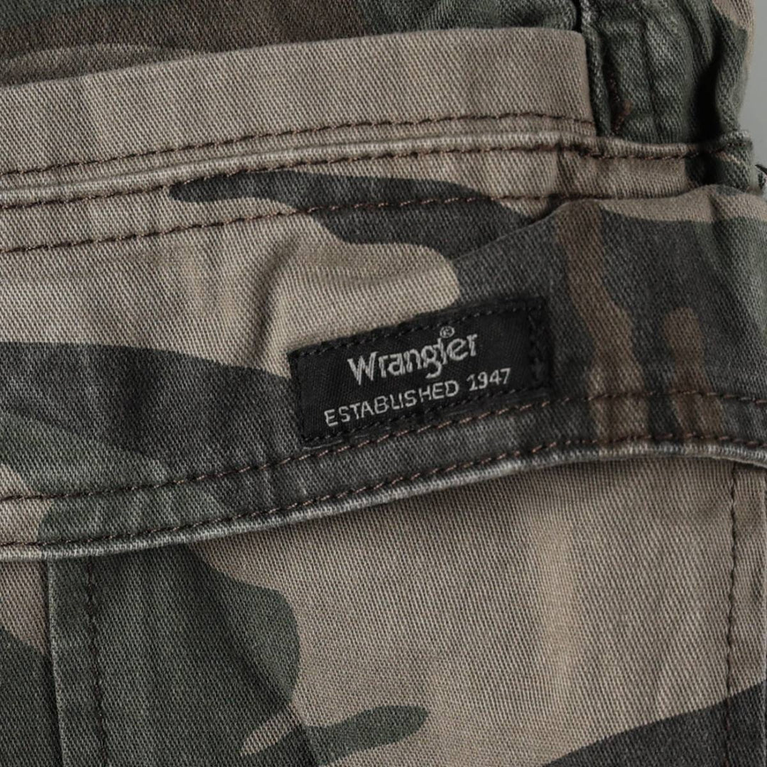 Wrangler Relaxed Fit Camouflage Pattern Woodland Camo Cargo Shorts (Men's W31 equivalent) cotton Khaki type Vintage Second Hand