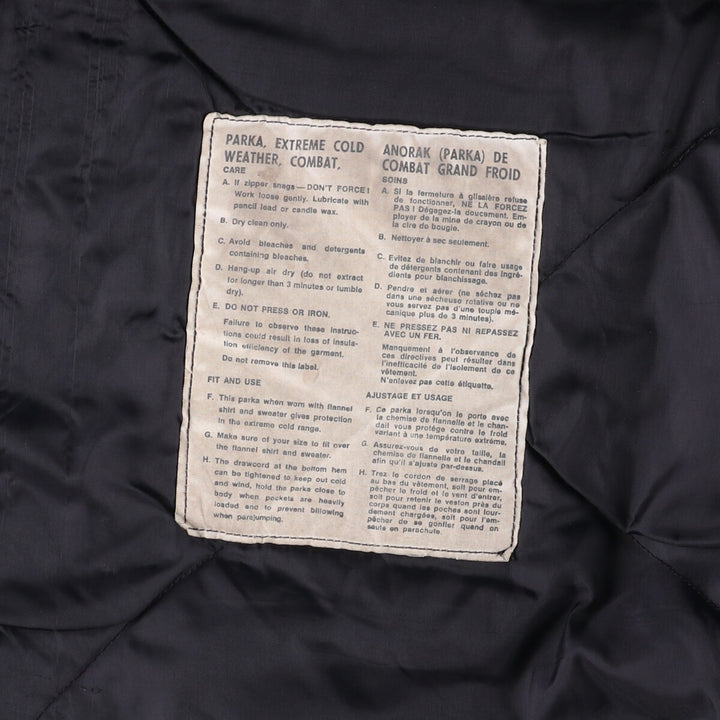 Vintage 1990'S Canadian Army ECW padded military combat jacket, made in Canada, men's size M cotton navy blue type Vintage Second Hand