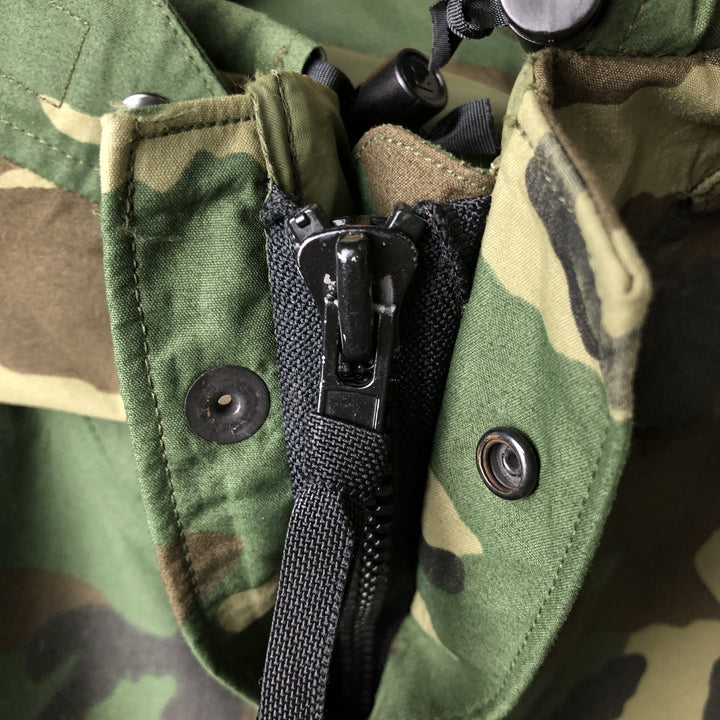 1990'S US Military Camouflage Pattern Woodland Camo ECWCS 1st Gen Late Model Military Gore-Tex Parka, Made in USA, Medium Regular Nylon Khaki type Vintage Second Hand