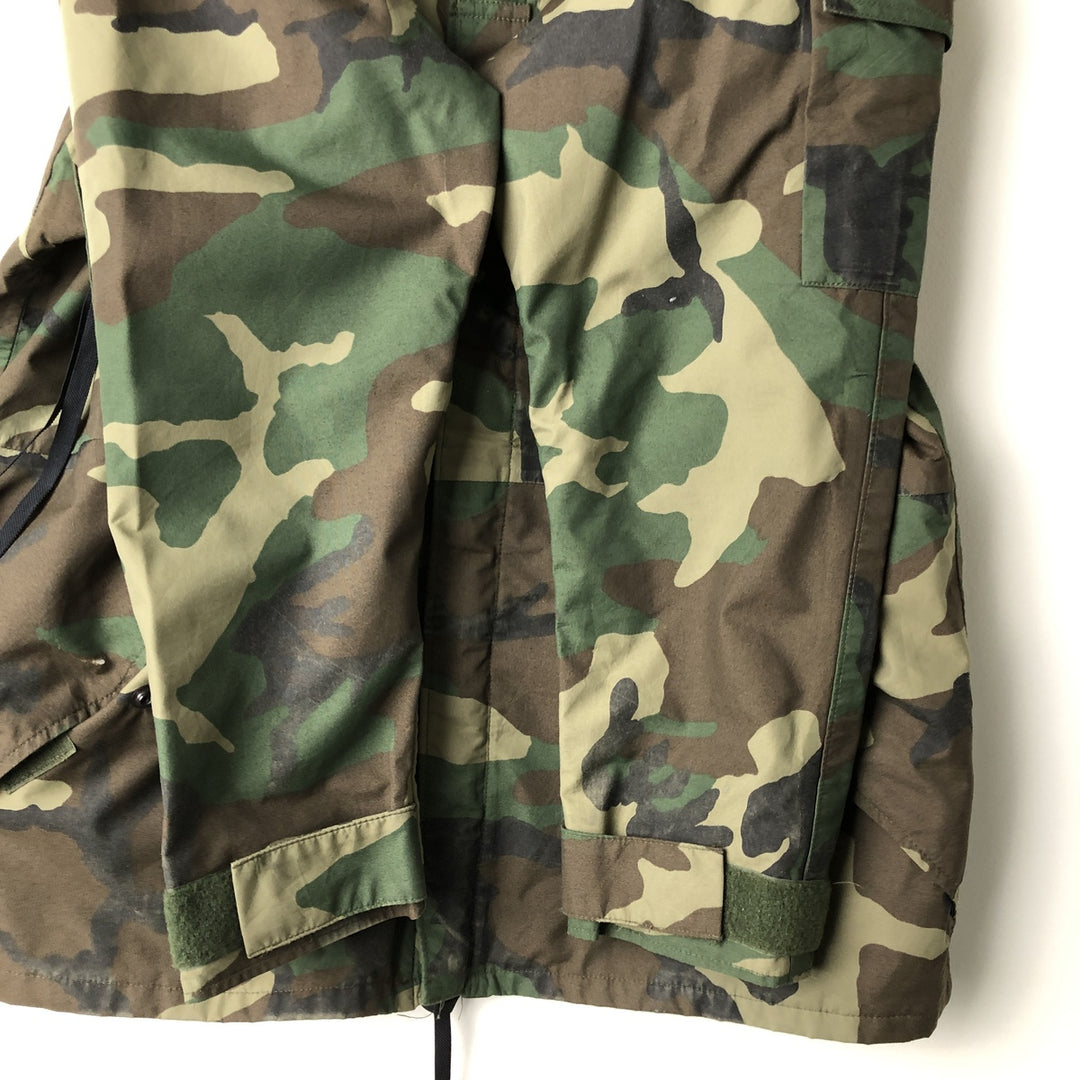 1990'S US Military Camouflage Pattern Woodland Camo ECWCS 1st Gen Late Model Military Gore-Tex Parka, Made in USA, Medium Regular Nylon Khaki type Vintage Second Hand