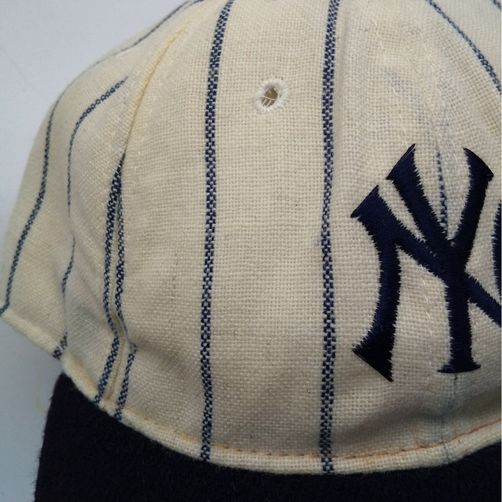 MLB NEWYORK YANKEES New York Yankees Stripe Pattern Trucker Cap Baseball Cap Free Size /gaa003085