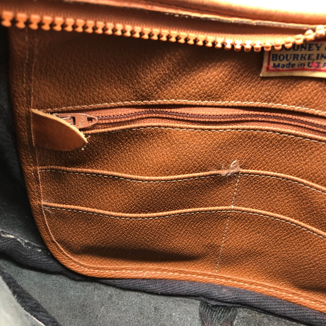 Dooney and Bourke Shoulder Bag Made in USA genuine leather brown type Vintage Second Hand