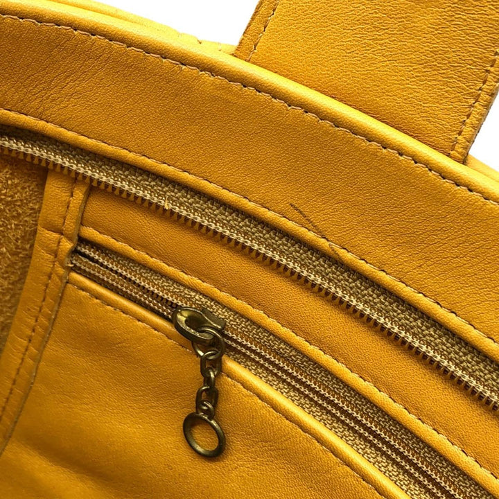Vintage 1980'S Coach Old Coach handbag, made in the USA. genuine leather yellow type Vintage Second Hand